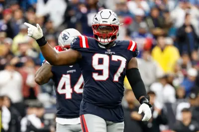 Patriots DL Milton Williams saves defense with 4th-down sack in Miami