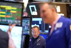 US stocks hold near their records in early trading