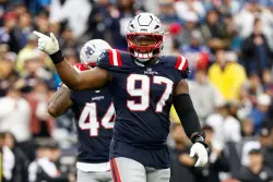 Patriots DL Milton Williams saves defense with 4th-down sack in Miami